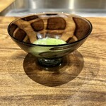 温石 - お薄は、硝子の茶器に。アーティスティックな雰囲気です。