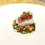 entre nous - この鱧、素晴らしい！
      温かい鱧に、冷たい付け合わせで温度差も楽しめます。
      ジロール茸の食感や風味、梅やトマトのいずれを取っても相性が良く、和テイストなのも馴染みやすい。
      この日の一番は、このお皿かな♪