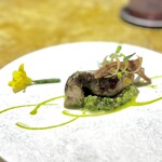 entre nous - この時期、鮎はどちらでもいただけますが、こちらもまた素晴らしい♪
      鮎は3枚におろしてから、青さとホタテのムースでつないでいて香りが良い。
      大葉とバジルのジェノベーゼが合わないはずはありませんね(^^)