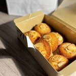 entre nous - 髙山シェフは、お菓子もお得意。
      今年の４月には、大阪にパティスリー・アントル・ヌーもオープン。
      事前に電話でお願いして、この日のディナーにご用意いただきました♪
      こちらは、特製フィナンシェ♪