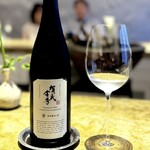 entre nous - 鱧が和テイストなので、ペアリングも日本酒で。
      賀茂金秀という広島のお酒だそう。好みのお味です。
