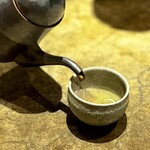 entre nous - 食材を大切に想う一皿。
      鱧や鮎の骨のお出汁に、他の端材の風味も合わせて、美味しいスープにしてくれました。