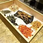 entre nous - この日の食材の端材たち。
      「ボキューズ・ドールという競技の評価指標だった」というだけに終わらせず、レストランの毎日にもSDGSを落とし込む姿勢もまた、髙山シェフらしい。