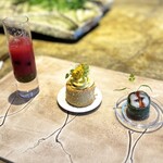 entre nous - 西瓜は、まんま再現されていて、久しぶりの味わいが嬉しい♪
      玉蜀黍は、柔らかいスポンジに包まれた、しっかりした甘さが最高！
      柔らかい蛸は、バジルの爽やかさ絶妙な相性の良さ♪
      3種揃って、完璧アミューズ！