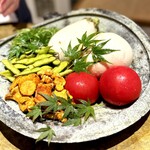 entre nous - 先の、鱧の一皿に使われた食材たち。
      白茄子もおかひじきも、とってもいい仕事してます(^^)