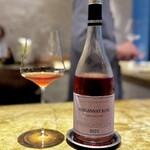 entre nous - ドメーヌ・ブリューノ・クレールのマルサネ・ロゼ。
      色調からわかるように、味自体もしっかりしたピノのロゼ。
      ほんのりタンニンも効いているので、鮎の苦味やバジルの青っぽさにも親和性が高いですね。