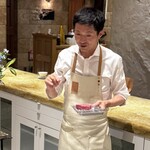 entre nous - そして食後、期せずして始まった髙山シェフによる料理教室（笑）
      「美味しい牛肉の焼き方」ーー！パチパチー♪