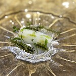 entre nous - このイカソーメンに、一番出汁とグレープフルーツを合わせたものを掛けます。
      ハーブも効いていて、この日の清涼メニューの代表選手ですね！(^^)