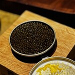 entre nous - こちらも、同じくカクテルのキャヴィア(^^)
      シェフのこだわり、キャヴィアリのクリスタルを開けたてで。
      当然ながら風味も粒感もしっかりしていて、これは嬉しい♪