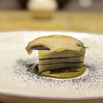 309788286 - 髙山シェフは、ミルフィーユがとてもお得意ですね。
                        しっかりした味わいの鮑肝ソースと、トリュフの香りとを北あかりがうまく繋いでくれています。