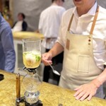 entre nous - アントルヌー名物になった、サイフォン調理。
      鱧の骨出汁で火入れされていくことで、日本料理のお椀のような奥行きが加わりますし、こうすることで香りも感じられるんです♪