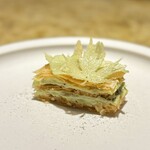 entre nous - きっと、世界一エアリーなミルフィーユ！
      今回は、そのアレンジ版でチョコミント。嬉しい♪
      薄〜い板チョコを1枚挟んで、食感のアクセントも最高。
      この日のコースのクロージングとして、素晴らしいです(^^)