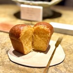 entre nous - 色味の濃い卵黄が成せる、この魅惑的な色だそう。
      このキメの細かさとフワフワ感、たまりませぬ♪