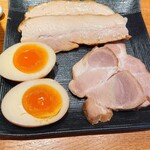 つけそば 神田 勝本 - チャーシュー２種と玉子
