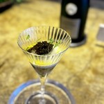 entre nous - これ、めっちゃ好みーー♪
      根セロリのムースリーヌの滑らかさ、レモンジュレの爽やかさ、立派な伊勢海老の旨味。
      そこに、キャヴィアのコクと塩味です！
      どこをどう食べても美味しいし、きれい♪