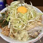 ラーメン二郎 - 小ぶた（1,120円）＋ネギ（150円）＋ニラキムチ（120円）＋汁なし（120円）＋エビッチョラー油（150円）＋玉ねぎ納豆沢庵（150円）、ニンニクコール