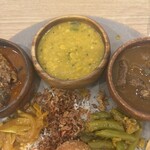 シナモンガーデン RICE&CURRY 四ツ谷店 - 真ん中•豆カレー