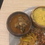 シナモンガーデン RICE&CURRY 四ツ谷店 - 左•チキンカレー