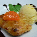 西京酒場 萬天 - 当店こだわりの県産デザート。大島みかんのパイ包み焼きです。　４２０円