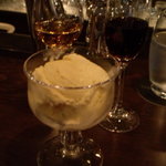 ムーンシャイン - アイスクリームにシェリーとグラッパを・・。
