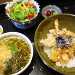 てんぷら天夜一夜 - 天丼とミニ蕎麦、冷やし（平日１０食限定￥1200）ランチの天丼では過去最高の天麩羅とご飯。