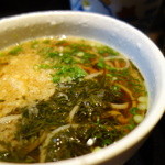 てんぷら天夜一夜 - 温かい蕎麦、冷たい蕎麦より美味い。海藻の風味。