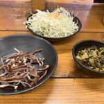 佐賀ラーメン 喰道楽 - セルフサービスのサラダ、キクラゲ、高菜漬け