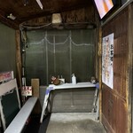 五福星 - 入口前には雨風をしのげる待合室が