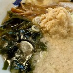 五福星 - こんもりの小山を形作ったおろし生姜とシャキシャキワカメ