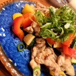 酒ト飯 ヤマダ - セセリと彩野菜炒め