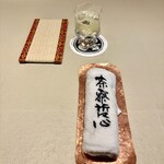 茶寮哲心 - 畳は、携帯置き。中央の蕎麦茶が冷たくて美味しい。