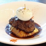 ウルフギャング・パック カフェ - 和牛入りハンバーグ マッシュポテト添え 赤ワインが香るデミグラスソース ボイルエッグをのせて