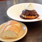 ウルフギャング・パック カフェ - 和牛入りハンバーグ マッシュポテト添え 赤ワインが香るデミグラスソース ボイルエッグをのせて バケット付き