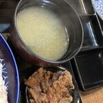 米と焼肉 肉のよいち - 味噌汁　牛しぐれ煮