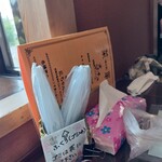 広ちゃん飯店 - 卓上の様子！ゴミ入れ用袋がスタンバイ