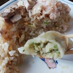 広ちゃん飯店 - 餃子の断面。具がぎっしり！