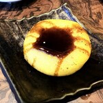 ちょこっと寿し - お通しのカマンベールチーズ焼き