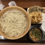 丸亀製麺 - 料理写真:釜揚(大)野菜かき揚げ長なす天¥910