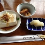 2014年8月：地魚フライ定食(\850)のお漬物、ちくわの煮物、冷奴