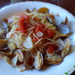 洋食家ふらいと - ボンゴレロッソ（￥930）サラダ付き　アサリは豪快に13ヶ♪