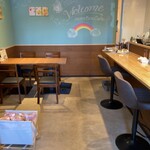 MONTER Cafe - 店内はアットホームで居心地がよく、ゆったりとした時間が流れる落ち着いた空間です。
