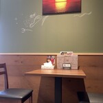 MONTER Cafe - テーブル席。