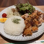 MONTER Cafe - グリルチキンプレート。