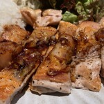 MONTER Cafe - チキンは表面がカリッと香ばしく、中はふっくらジューシー。何より特製ソースがとっても美味しくて、ごはんが進みます！