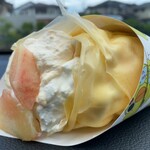 映えないクレープ屋 ブリス ユキコ - 桃も生クリームも甘すぎず自然な味わいで、しかもたっぷりボリューミー。これが無添加だと思うと、ますます嬉しい。