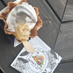 山田養蜂場お菓子工房 ぶんぶんファクトリー - 巣蜜付のソフトクリーム