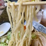 嫁の中華そば - 麺　太くて少し縮れてる