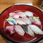 すし小銭 - 地魚握り盛合せ 10貫 2,100円。