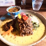 CURRY&NOBLE強い女 - 小さい杯→スリランカ　中央→無水チキン　左→ポーク