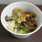RF1 - ...「やみつき牛ハラミのバーベキュー丼（640円）」、要は焼肉のタレの肉野菜炒めを御飯に載せたもの。。